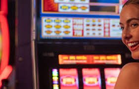 fortunecasino Mobile APP Interface မြန်မာ ကစားသမားများ Smartphone ဖြင့် ကစားနေသော ပုံ